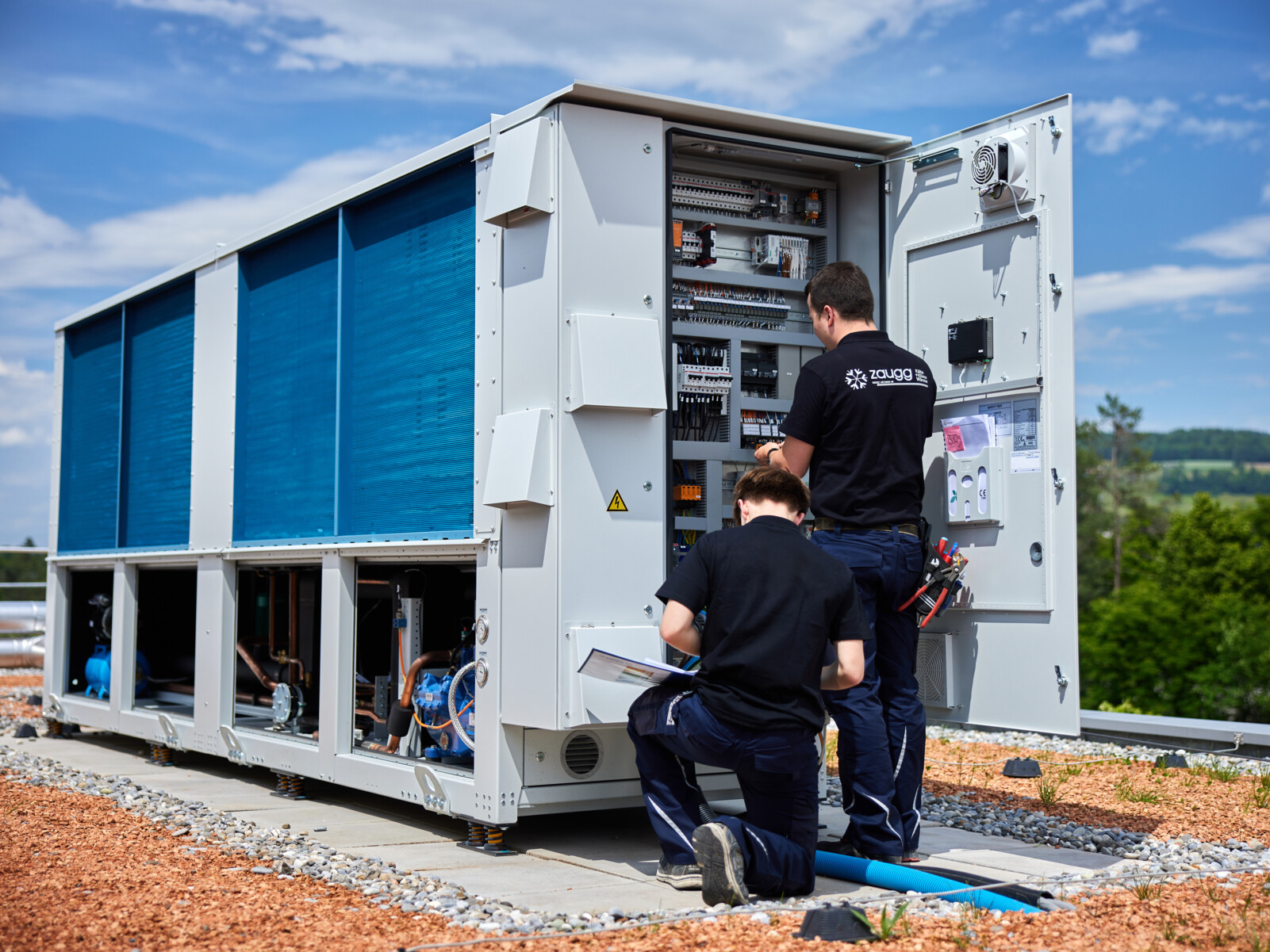 Zaugg AG Service-Team bei der Inspektion und Wartung von Klimaanlagen und Wärmepumpen – professionelle Wartungsabonnements für Kälte- und Klimasysteme