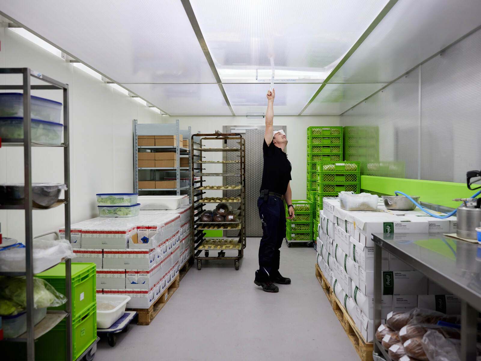 Techniker der Zaugg AG bei der Überprüfung eines Kühlraums – Experten für Kältetechnik, Klimaanlagen und Wärmepumpen.