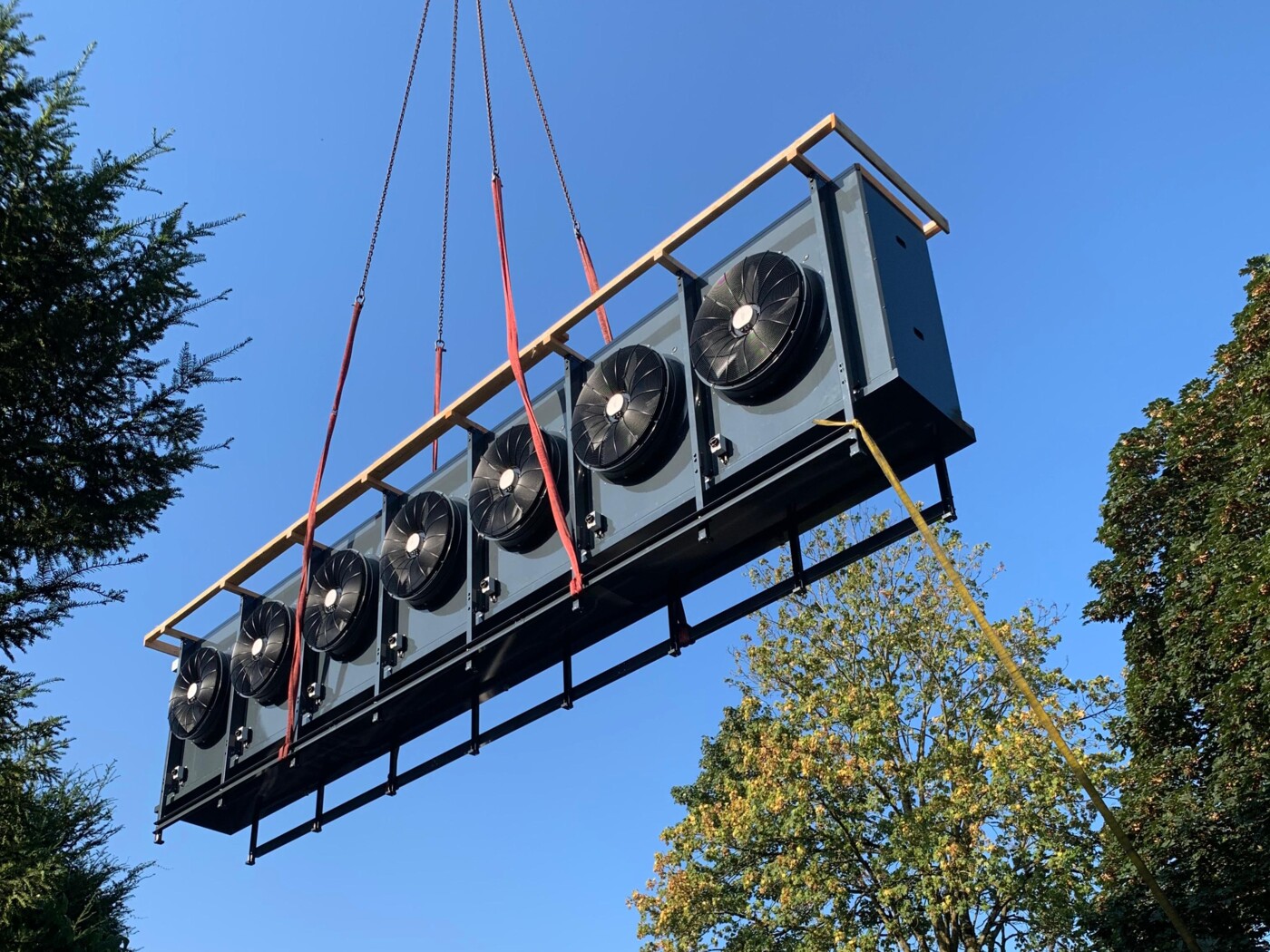 Montage des Luftkühlers der CO₂-Split-Wärmepumpe per Kran bei der Wohnüberbauung in Oberdiessbach Montage des Luftkühlers der CO₂-Split-Wärmepumpe per Kran bei der Wohnüberbauung in Oberdiessbach
