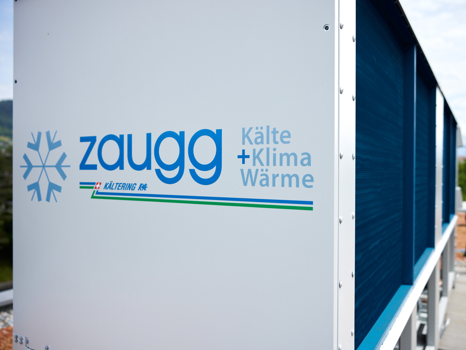 Kaltwassersatz der Zaugg AG auf einem Dach – Nachhaltige Kühltechnik mit natürlichen Kältemitteln. Kaltwassersatz der Zaugg AG auf einem Dach – Nachhaltige Kühltechnik mit natürlichen Kältemitteln.