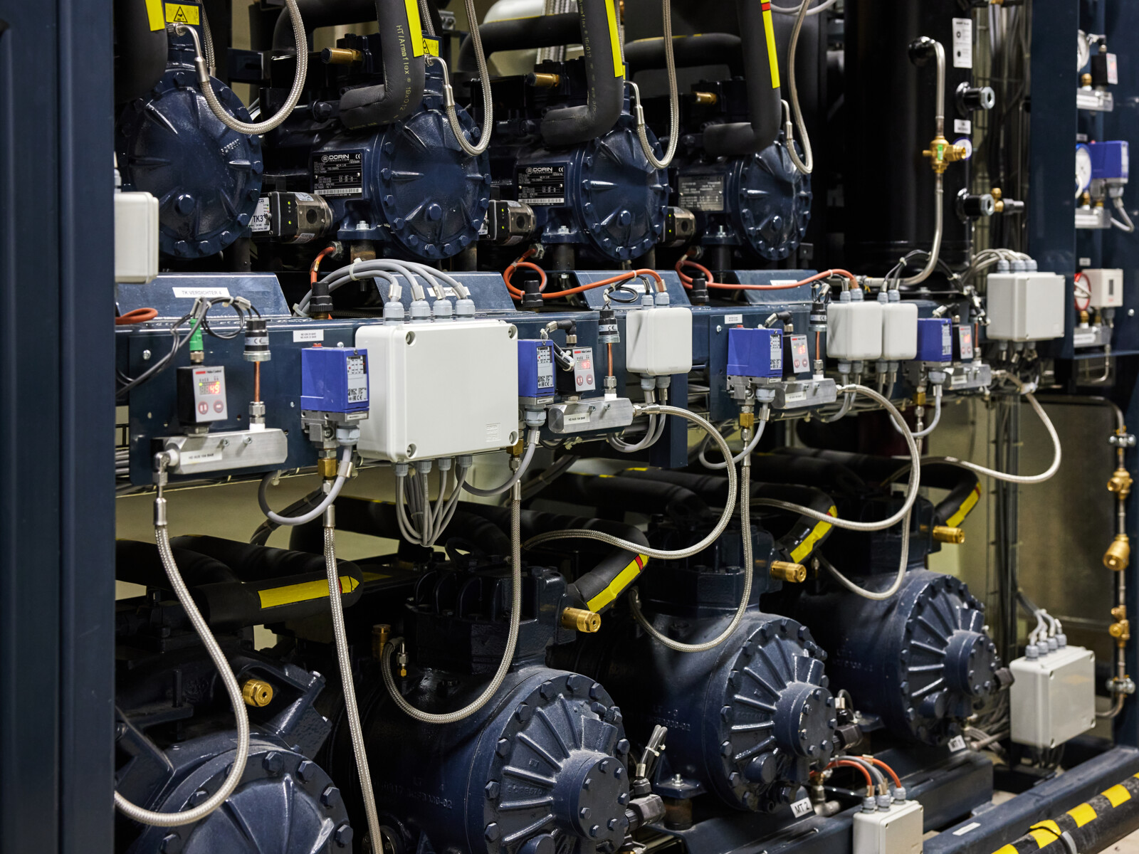 Gewerbliche Kälteanlage mit CO₂-Technik von f. zaugg ag – Kältetechnik für Gewerbe und Industrie in Thun, Bern und dem Berner Oberland Gewerbliche Kälteanlage mit CO₂-Technik von f. zaugg ag – Kältetechnik für Gewerbe und Industrie in Thun, Bern und dem Berner Oberland