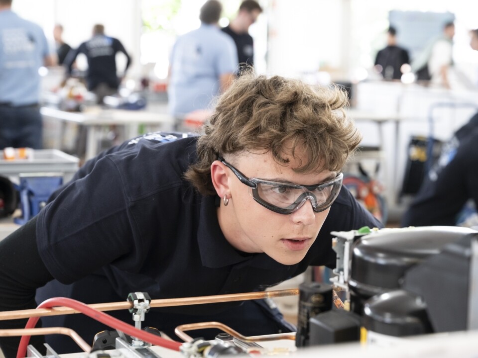 Höchste Konzentration bei der Arbeit an einer Kälteanlage Kältesystem Monteur Lehrling Höchste Konzentration bei der Arbeit an einer Kälteanlage Kältesystem Monteur Lehrling