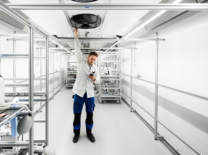 Servicemonteur kontrolliert einen Verdampfer eines Kühlraums
