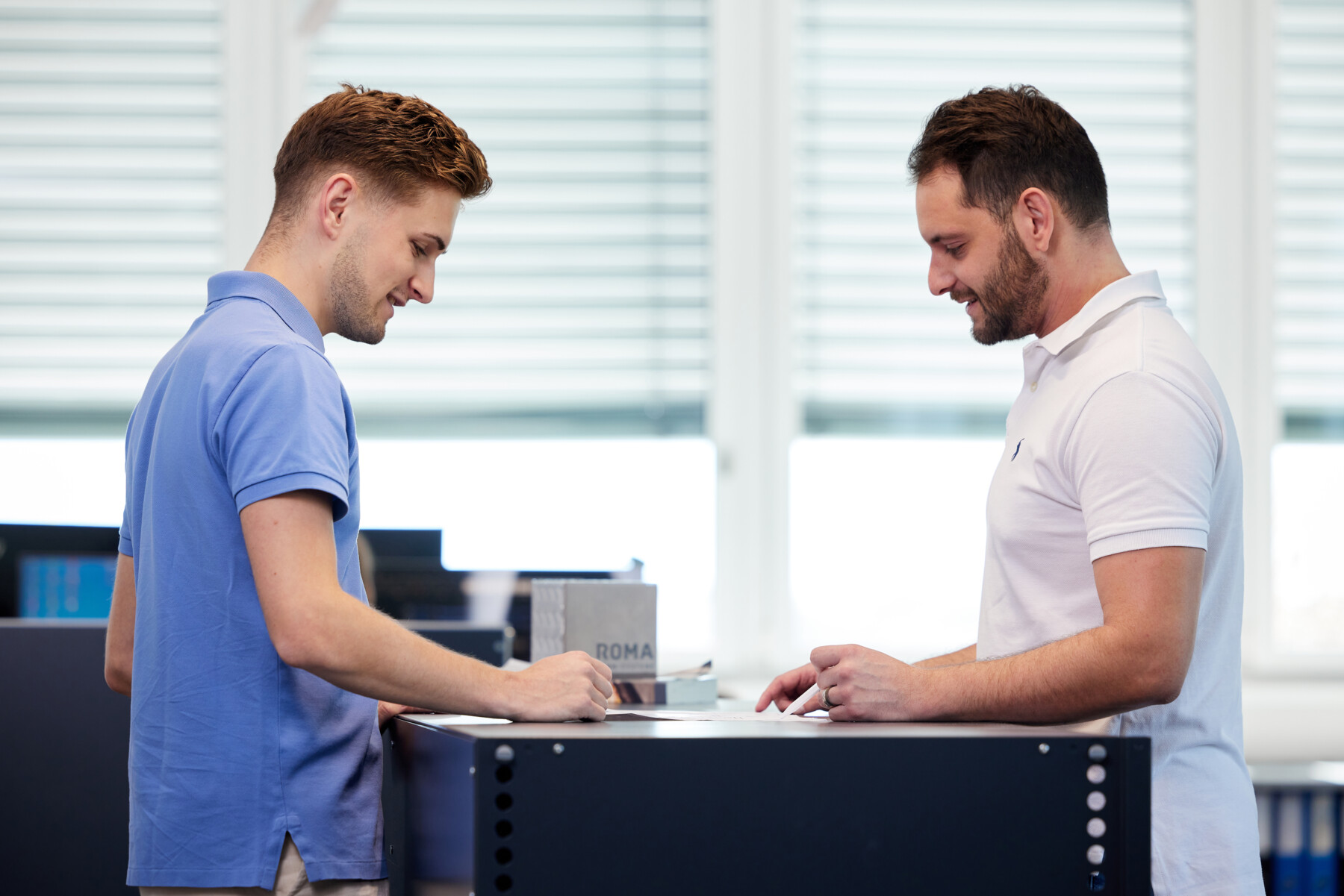 Zwei Wärmepumpen-Planer diskutieren eine Wärmepumpenlösung - Ihr verlässlicher Partner für eine Wärmepumpe.