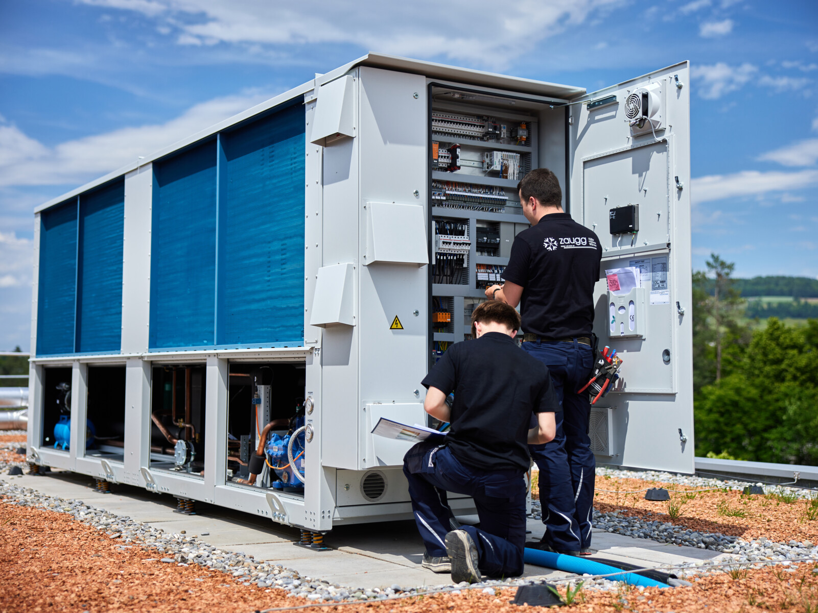 Techniker der Zaugg AG bei der Überprüfung eines Kühlraums – Experten für Kältetechnik, Klimaanlagen und Wärmepumpen.