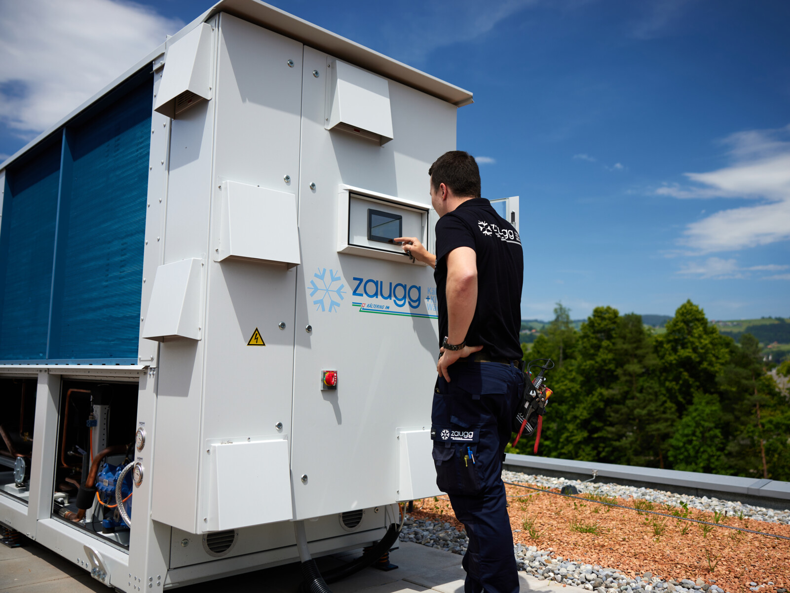 Techniker der Zaugg AG überprüft die Betriebssicherheit einer Klimaanlage auf einem Dach – Fachkundige Wartung und Installation mit Erfahrung.