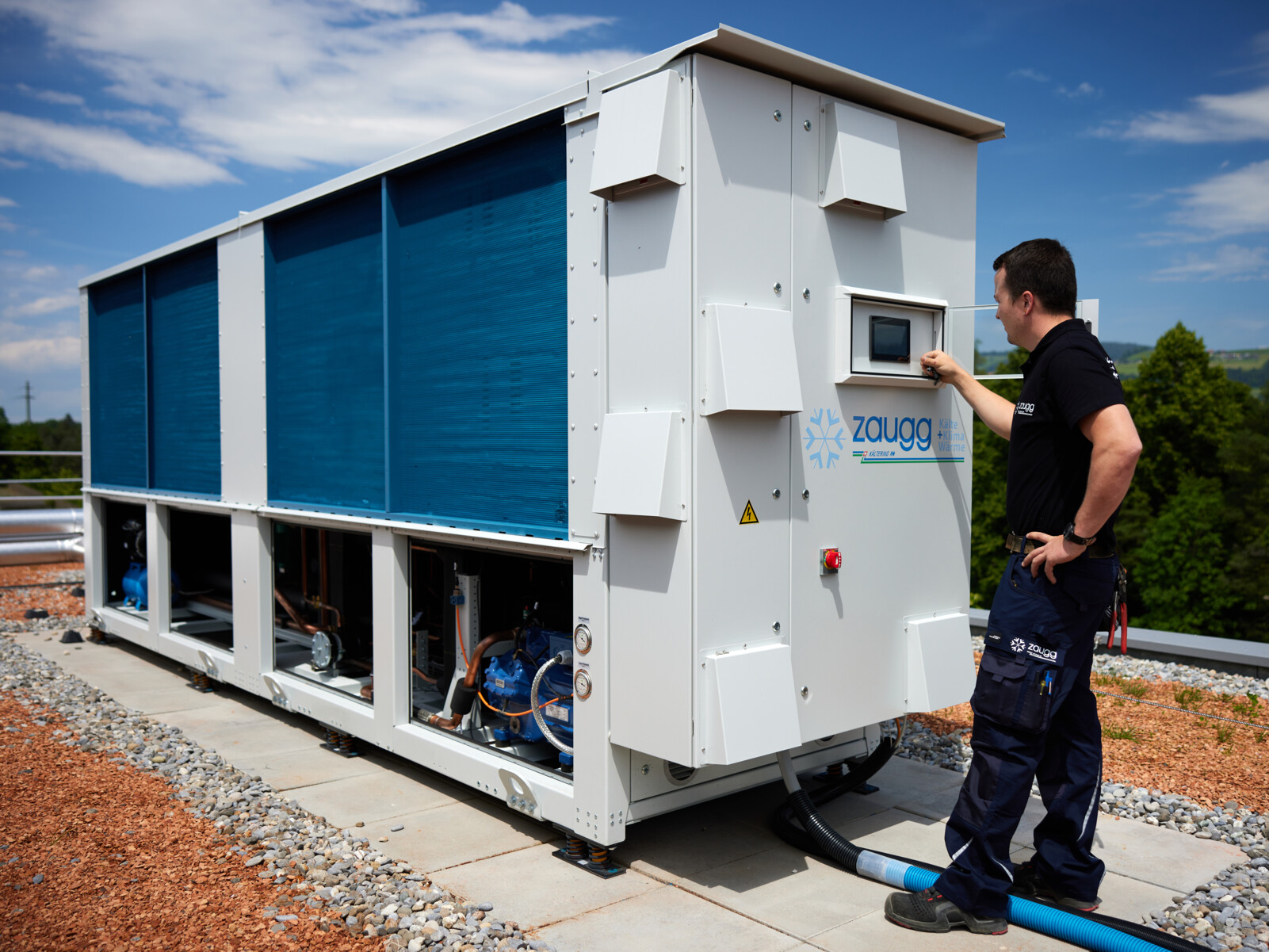 Monteur programmiert CO2 Wärmepumpe - Spezialist für Wärmepumpe Zaugg Kälte Klima Wärme