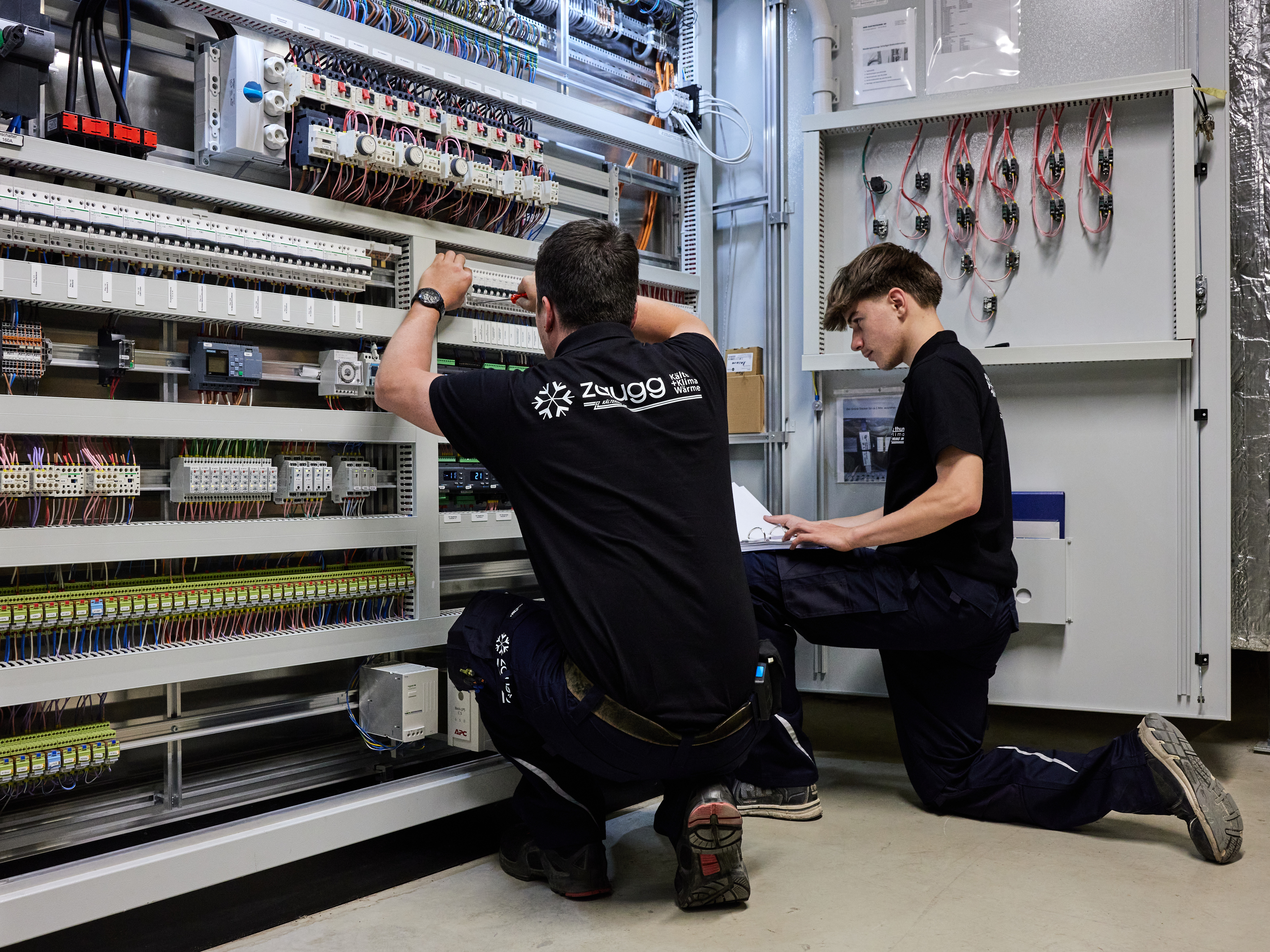 Kältesystemmonteur bei der Arbeit mit Kälteleitungen - Zusatzlehre zum Kältemonteur