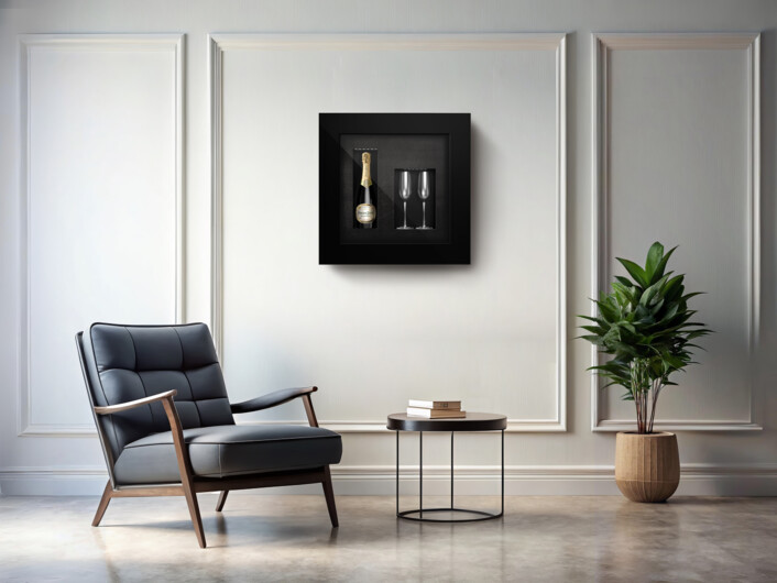 Raum mit Sessel und kleinem Salontisch, an der Rückwand ein Weinklimaschrank, quadratisch an der Wand aufgehängt, durch die Glastür sieht man eine edle Flasche Champagner daneben die passenden Gläser, eine gekühlte Wandvitrine für Wein, ein gekühltes Wandobjekt 