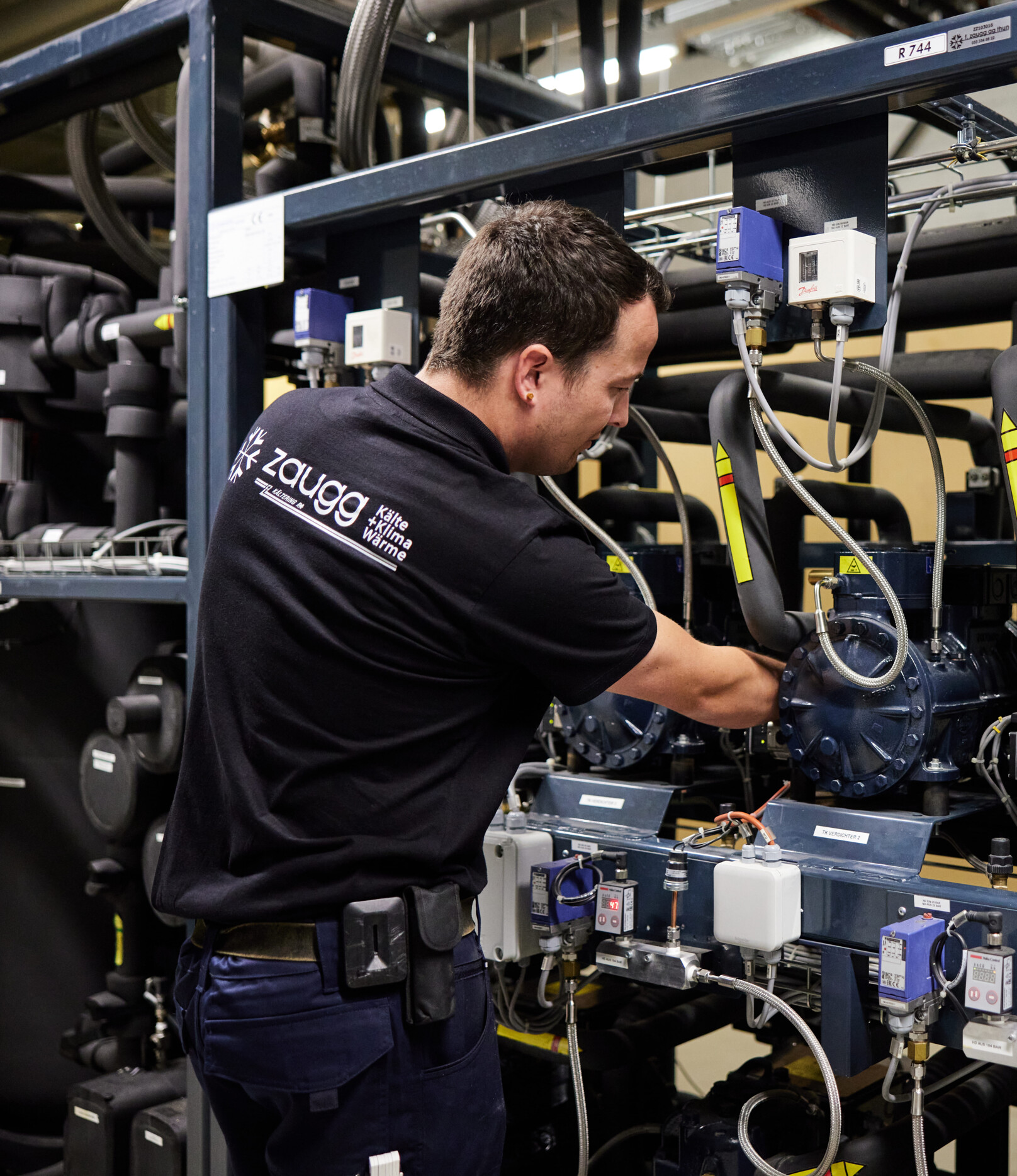 Techniker der Zaugg AG bei der Wartung einer CO2 Kälteanlage – Fachkompetente Installation und Instandhaltung von einem Kältesystem in der Bäckereikälte.