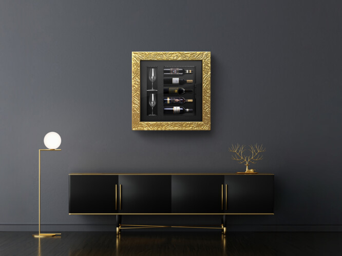 Raum Raum mit Sideboard und Leuchte, an der Rückwand ein Weinkühlschrank, quadratisch an der Wand aufgehängt, durch die Glastür sieht man edle Flaschen mit Wein daneben die passenden Gläser, eine gekühlte Wandvitrine für Wein, ein gekühltes Wandobjekt Raum Raum mit Sideboard und Leuchte, an der Rückwand ein Weinkühlschrank, quadratisch an der Wand aufgehängt, durch die Glastür sieht man edle Flaschen mit Wein daneben die passenden Gläser, eine gekühlte Wandvitrine für Wein, ein gekühltes Wandobjekt