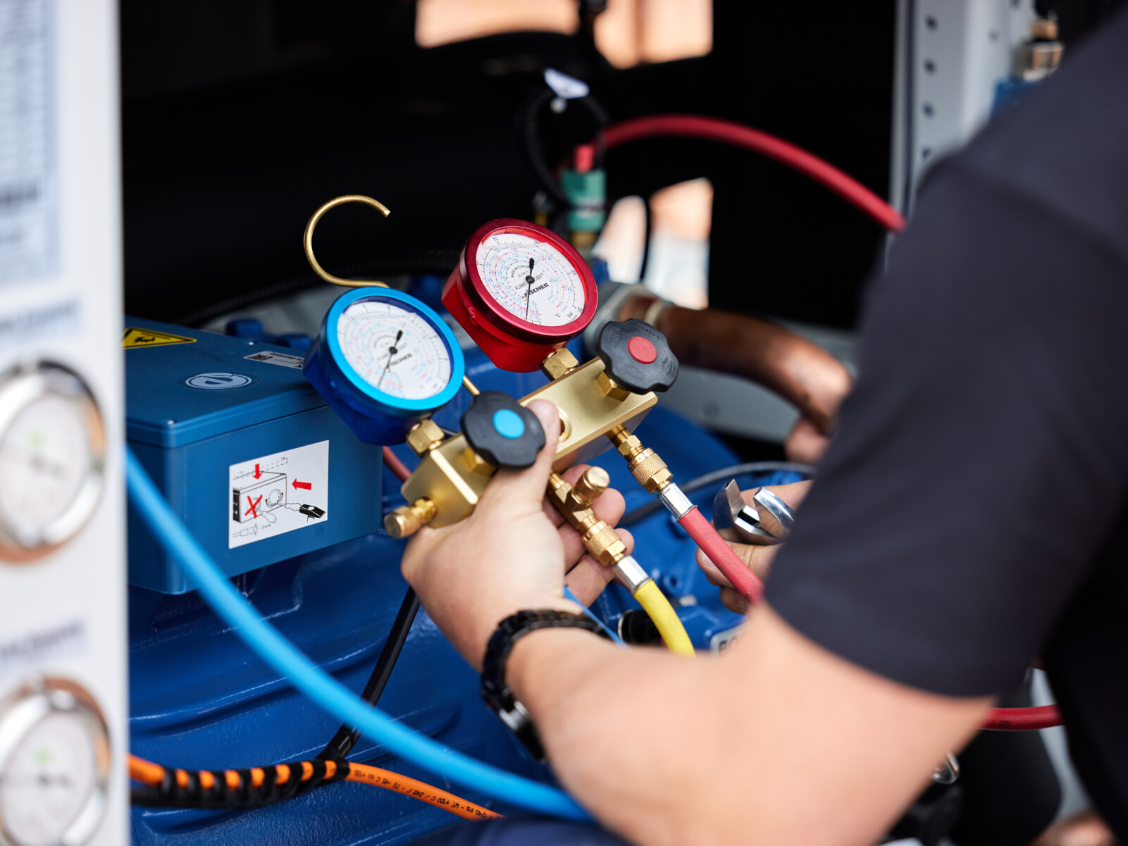 Zaugg Techniker bei der Inbetriebnahme und Steuerung einer Kälteanlage – Präzise Kalibrierung und Überprüfung von Kühlsystemen.