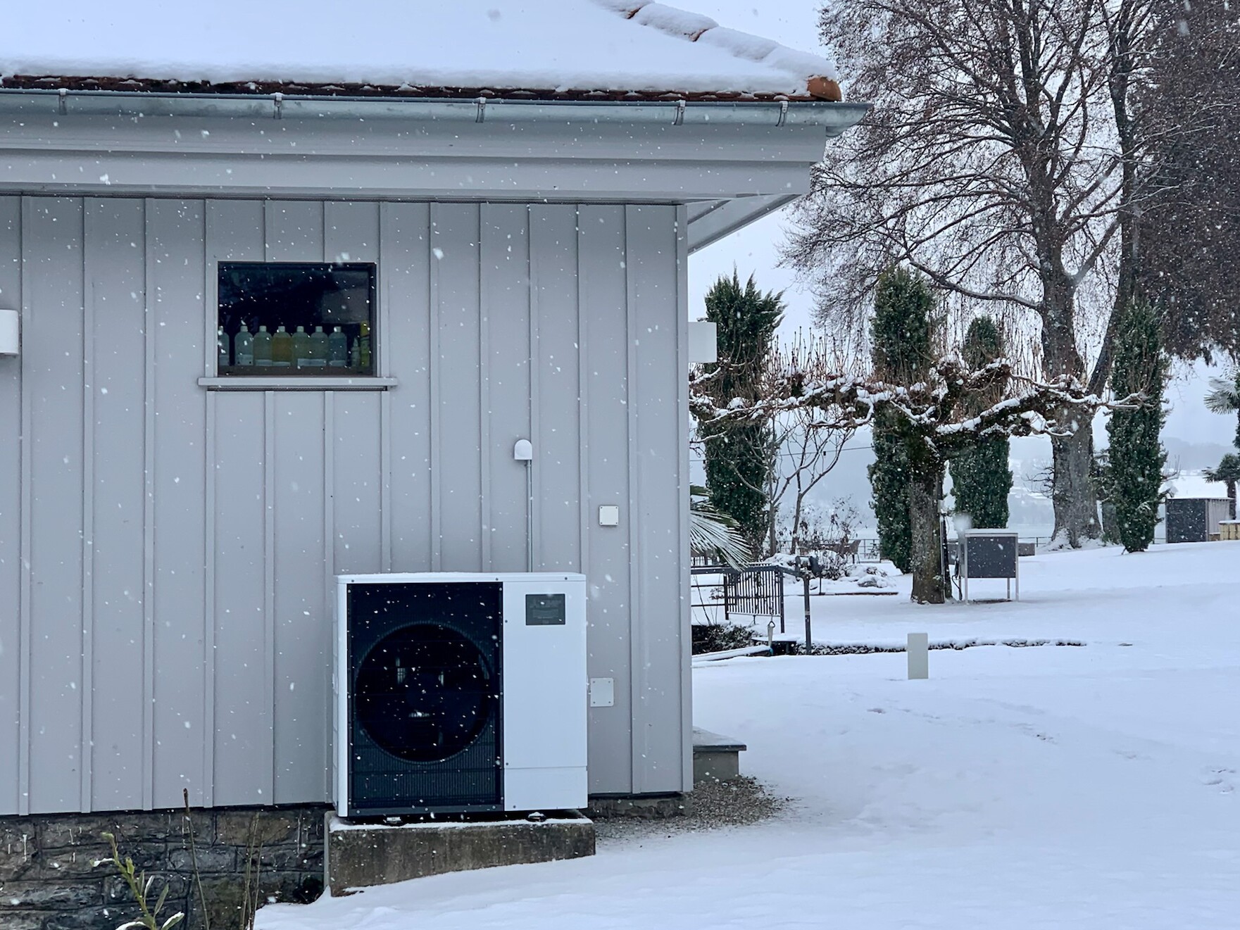 Nachhaltige Wärmepumpe in weisser Schneelandschaft - Funktionsweise einer Wärmepumpe