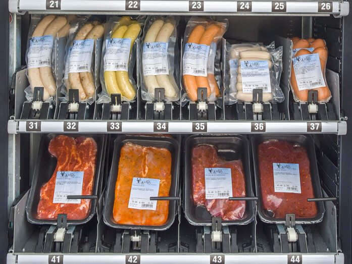 Der Inhalt eines Verkaufsautomaten SwisslineBox V8, gefüllt mit lokalen Fleischspezialitäten direkt vom Metzger im Dorf.
