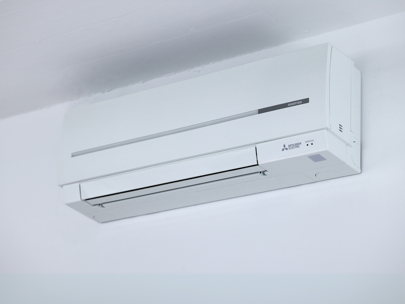 Ein weisses Design Klimagerät für kühle Räume im heissen Sommer von der Kälte Zaugg AG.